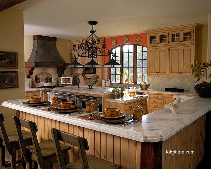 Klassisk inredning av ett avskilt, stort u-kök, med luckor med upphöjd panel, skåp i ljust trä, granitbänkskiva, vitt stänkskydd, stänkskydd i keramik, rostfria vitvaror och klinkergolv i keramik