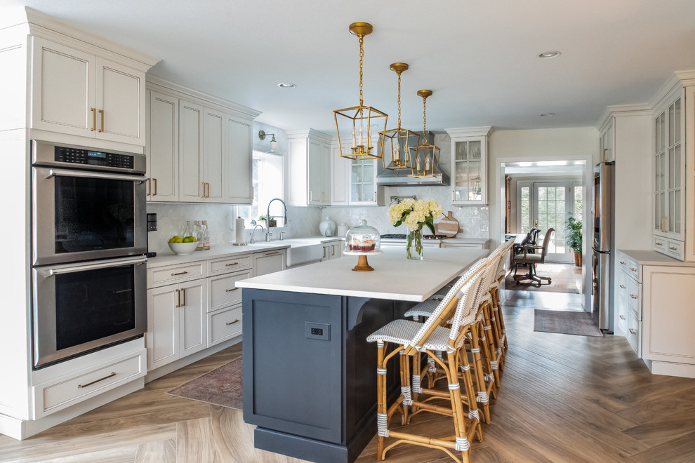 Exempel på ett mellanstort klassiskt vit vitt kök, med en rustik diskho, luckor med infälld panel, vita skåp, bänkskiva i betong, vitt stänkskydd, stänkskydd i marmor, rostfria vitvaror, klinkergolv i porslin, en köksö och brunt golv