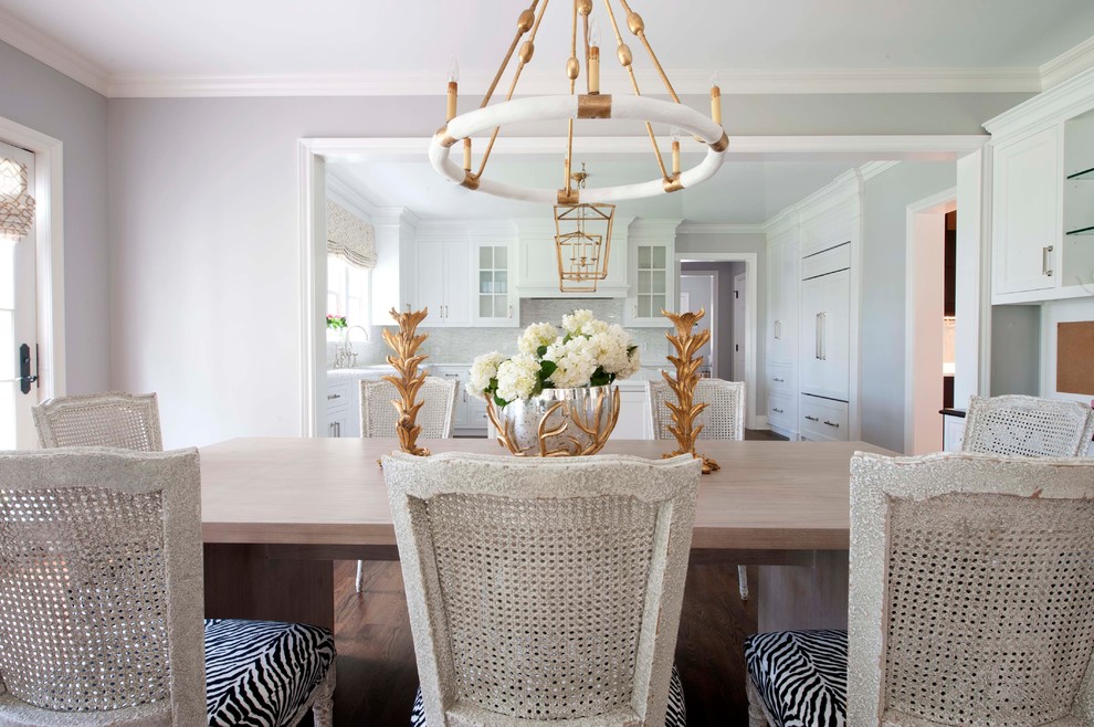 Esempio di una sala da pranzo aperta verso la cucina classica di medie dimensioni con pareti bianche, parquet scuro e pavimento marrone