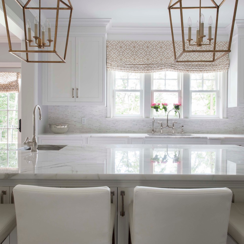 Exempel på ett mellanstort klassiskt kök, med en enkel diskho, skåp i shakerstil, vita skåp, marmorbänkskiva, grått stänkskydd, stänkskydd i stickkakel, rostfria vitvaror, mörkt trägolv, en köksö och brunt golv