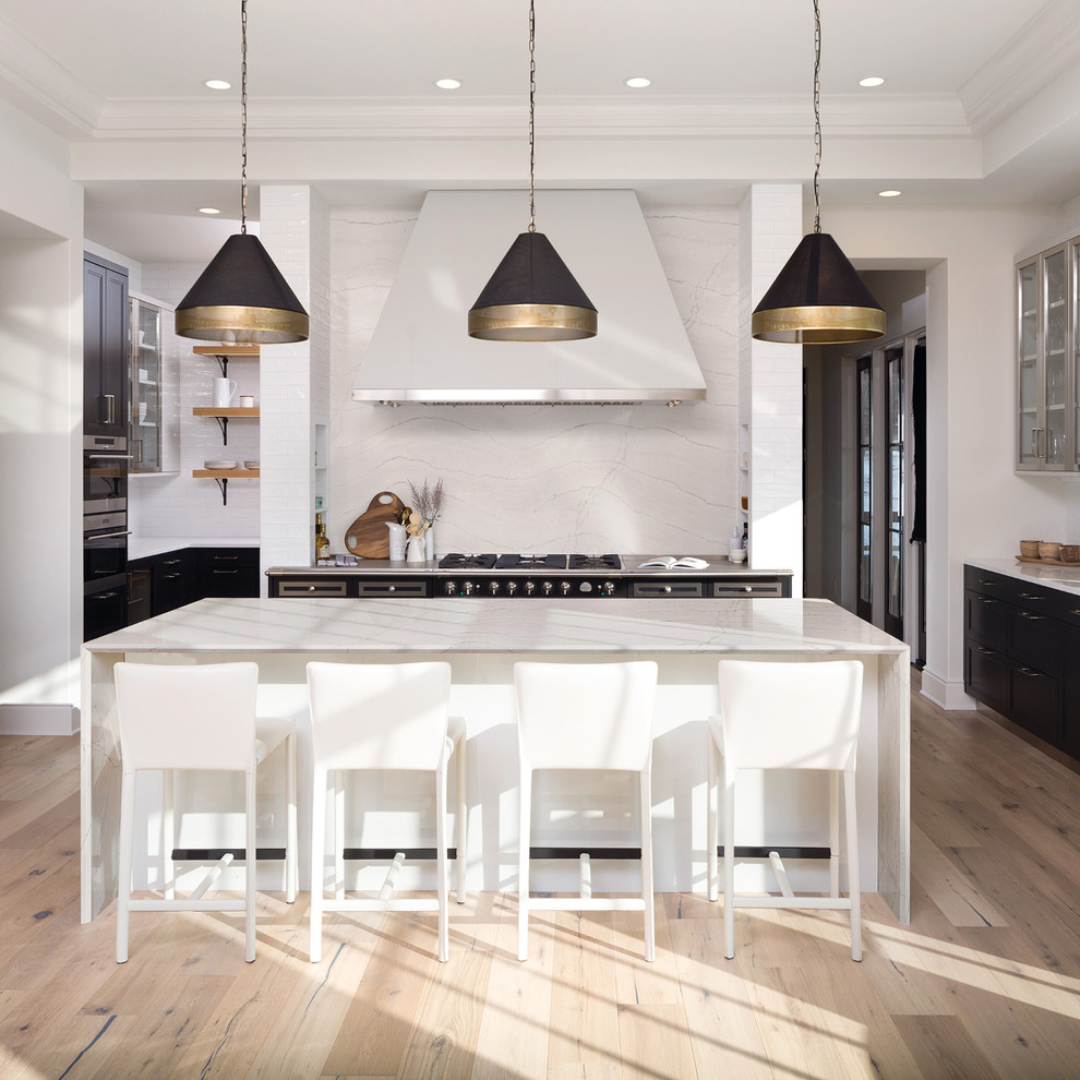 Exempel på ett klassiskt kök, med vitt stänkskydd, ljust trägolv, en köksö, beiget golv och bänkskiva i kvartsit