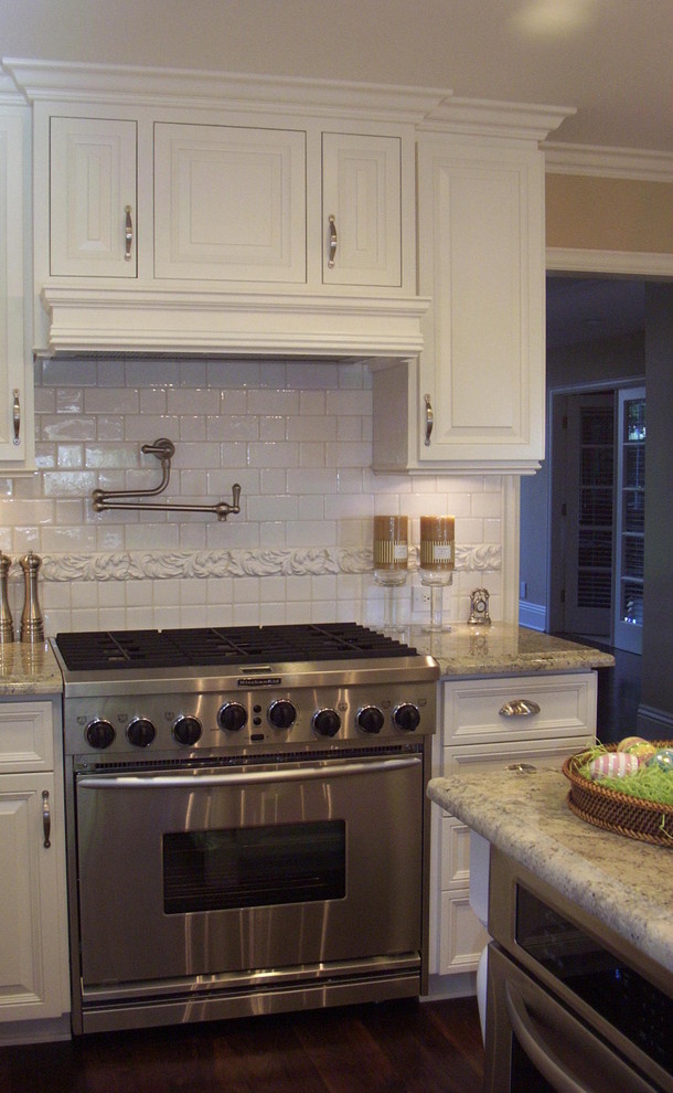 Kitchen - traditional kitchen idea in Los Angeles