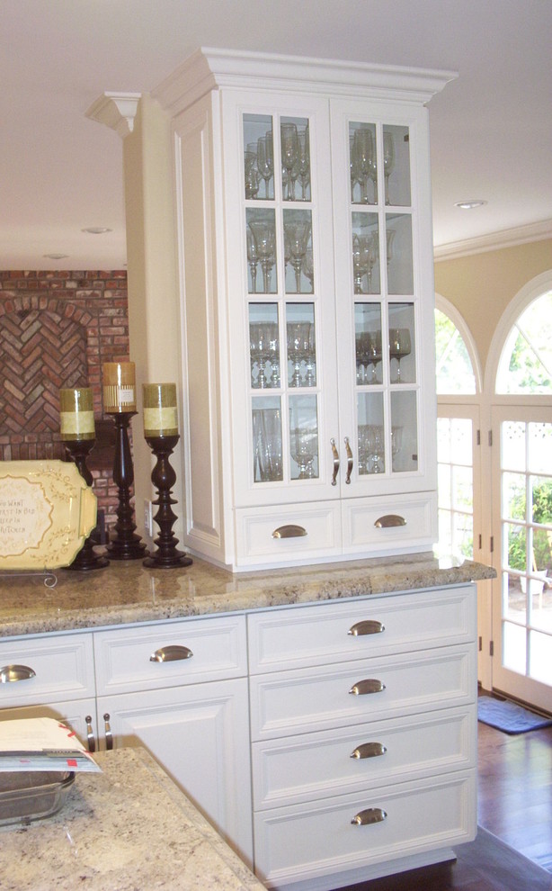Example of a classic kitchen design in Los Angeles