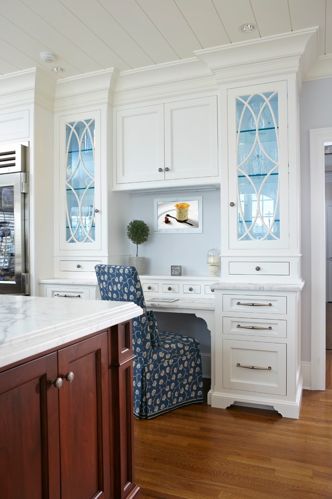 Imagen de cocina clásica con armarios estilo shaker, puertas de armario blancas, una isla, electrodomésticos de acero inoxidable y suelo de madera en tonos medios