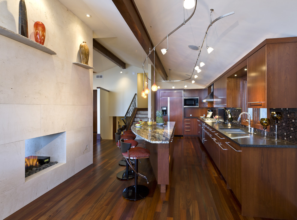 Стильный дизайн: кухня в современном стиле с фартуком из плитки мозаики, мраморной столешницей, плоскими фасадами, темными деревянными фасадами и техникой под мебельный фасад - последний тренд