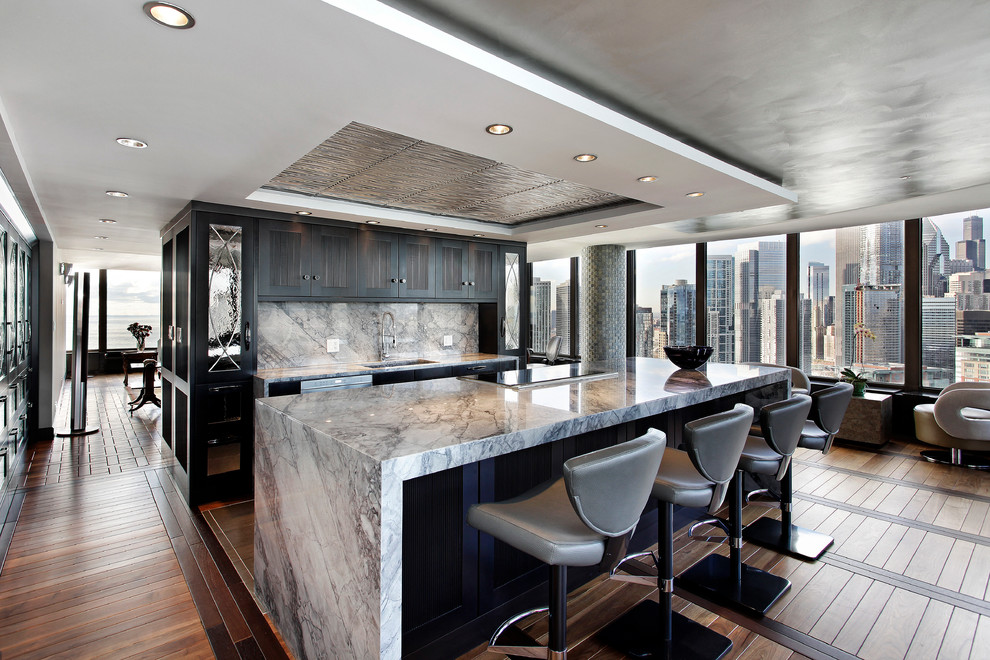 На фото: параллельная кухня в стиле неоклассика (современная классика) с фасадами с утопленной филенкой, черными фасадами, белым фартуком, паркетным полом среднего тона и окном