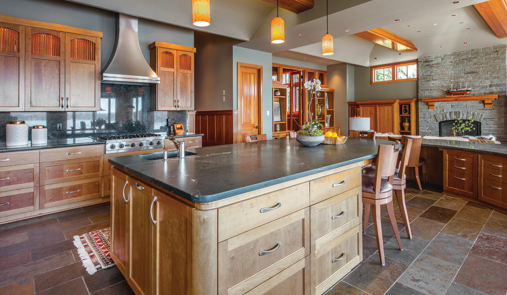 シアトルにある高級な中くらいなトラディショナルスタイルのおしゃれなキッチン (アンダーカウンターシンク、グレーのキッチンパネル、石スラブのキッチンパネル、シルバーの調理設備、スレートの床、マルチカラーの床、シェーカースタイル扉のキャビネット、中間色木目調キャビネット、コンクリートカウンター) の写真