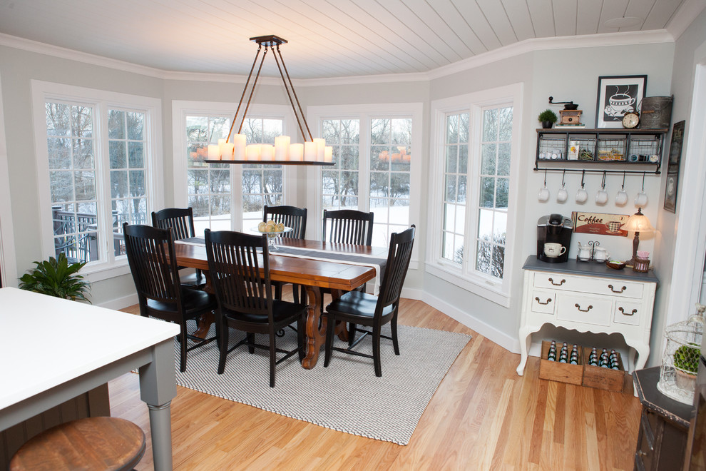 Exemple d'une salle à manger ouverte sur la cuisine chic de taille moyenne avec parquet clair.