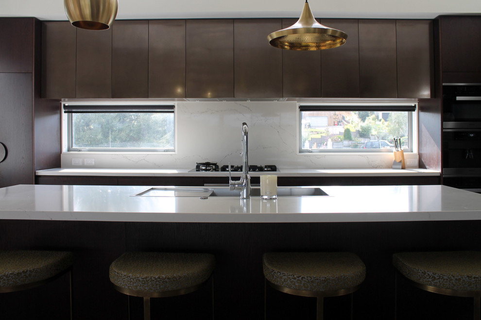 Immagine di un cucina con isola centrale design di medie dimensioni con top in marmo, paraspruzzi bianco, paraspruzzi in marmo, elettrodomestici in acciaio inossidabile e top bianco