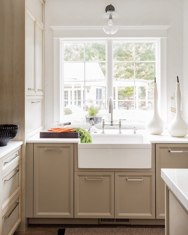 Foto di una cucina tradizionale con lavello stile country, ante con riquadro incassato, top in marmo, paraspruzzi bianco, paraspruzzi in gres porcellanato e parquet scuro