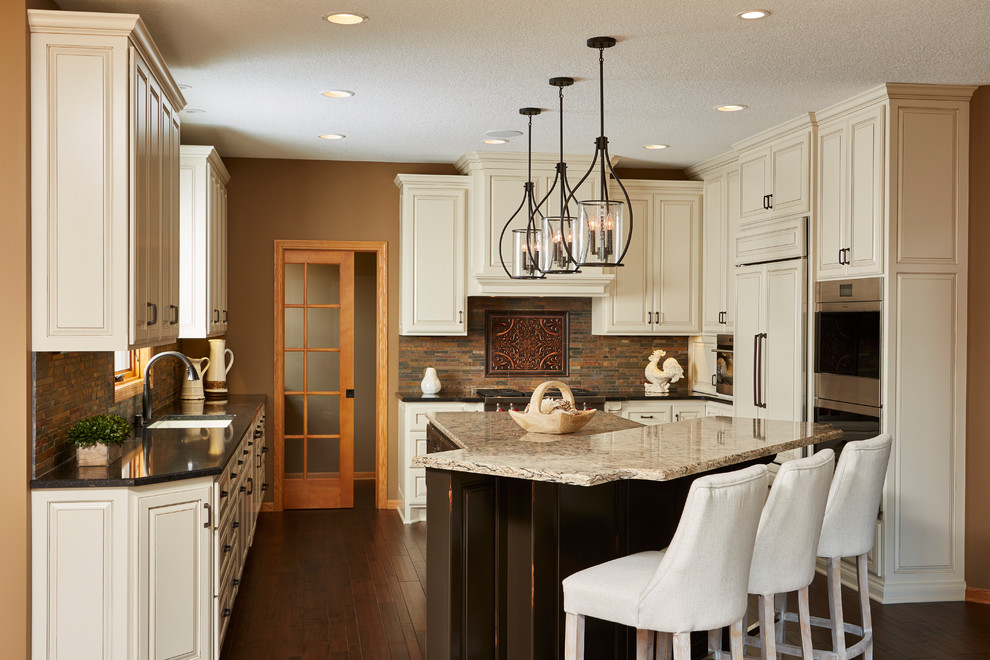 This is an example of an expansive traditional kitchen in Minneapolis.