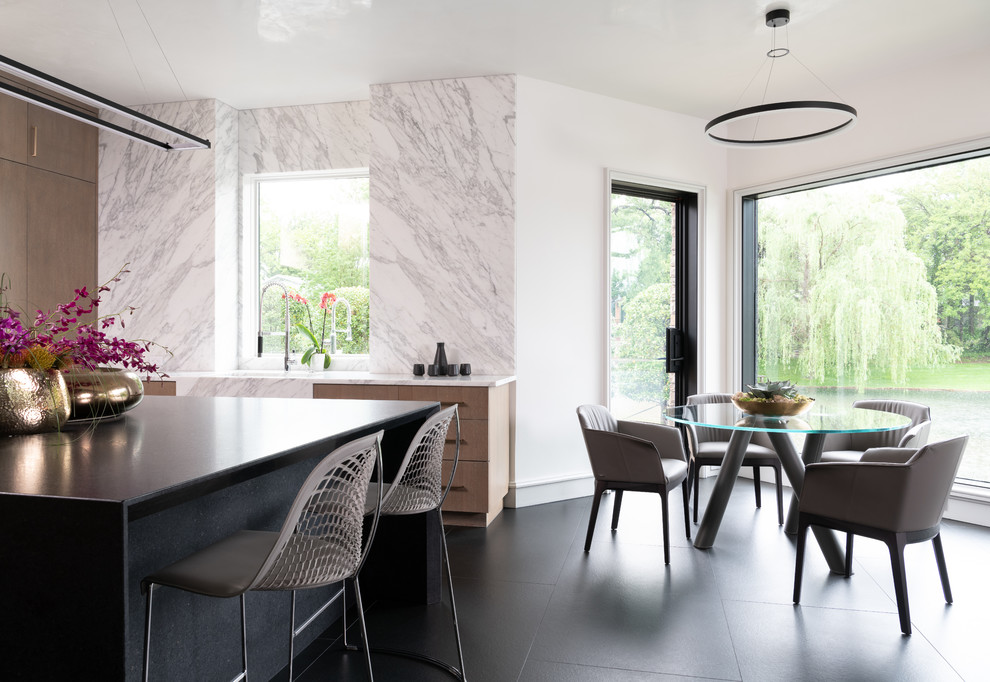 Стильный дизайн: большая прямая кухня в стиле модернизм с обеденным столом, коричневыми фасадами, мраморной столешницей, островом и черной столешницей - последний тренд