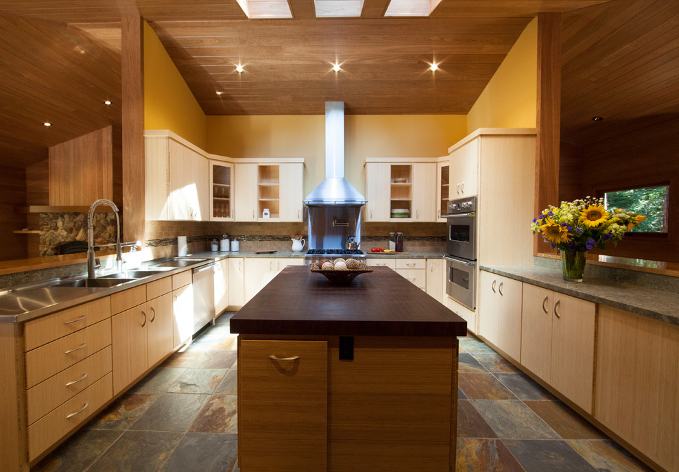 Foto di una cucina classica con lavello integrato, ante lisce, ante in legno chiaro e elettrodomestici in acciaio inossidabile