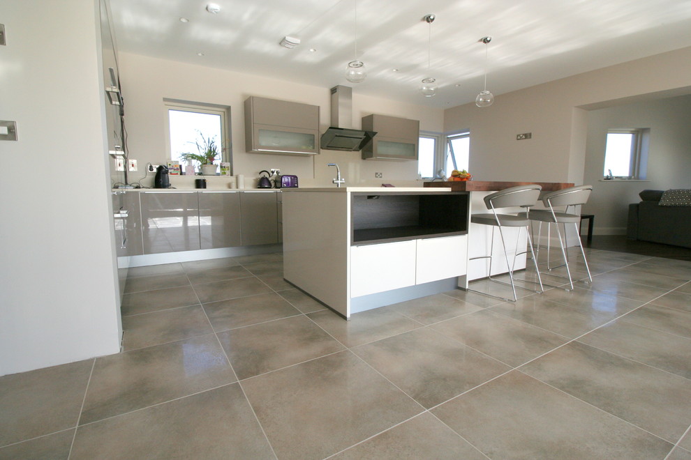 Immagine di una grande cucina moderna con ante lisce, ante bianche e pavimento in gres porcellanato