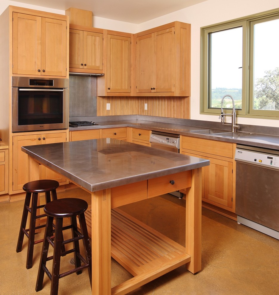 Exempel på ett lantligt kök, med en integrerad diskho, bänkskiva i zink, skåp i shakerstil, skåp i mellenmörkt trä och rostfria vitvaror