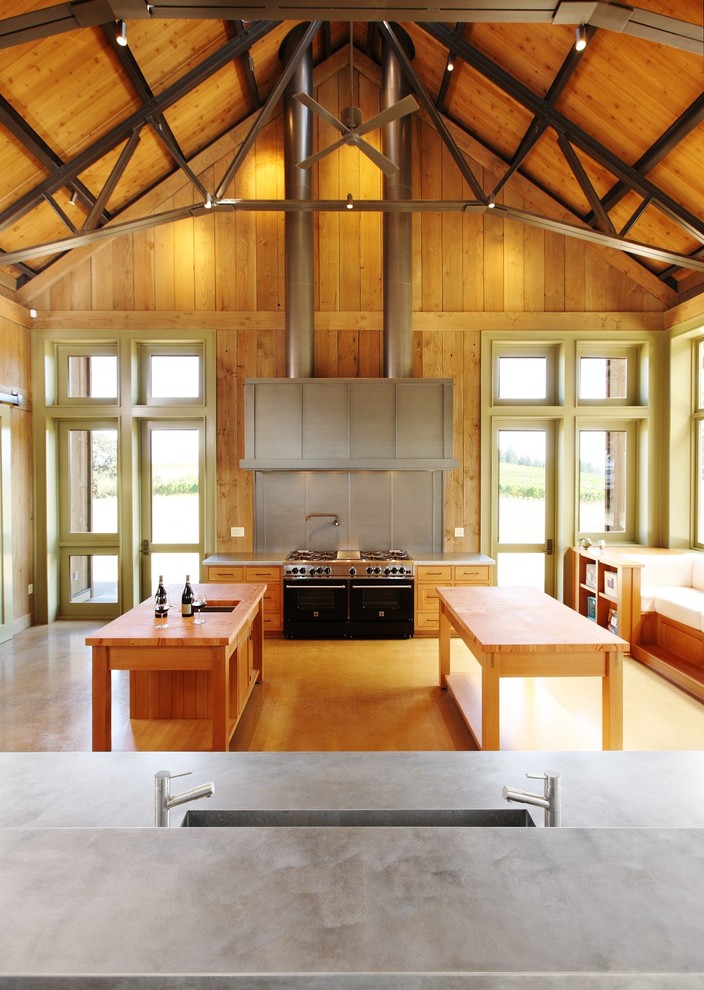 Urige Küche mit Zink-Arbeitsplatte, integriertem Waschbecken, hellbraunen Holzschränken und Mauersteinen in Portland