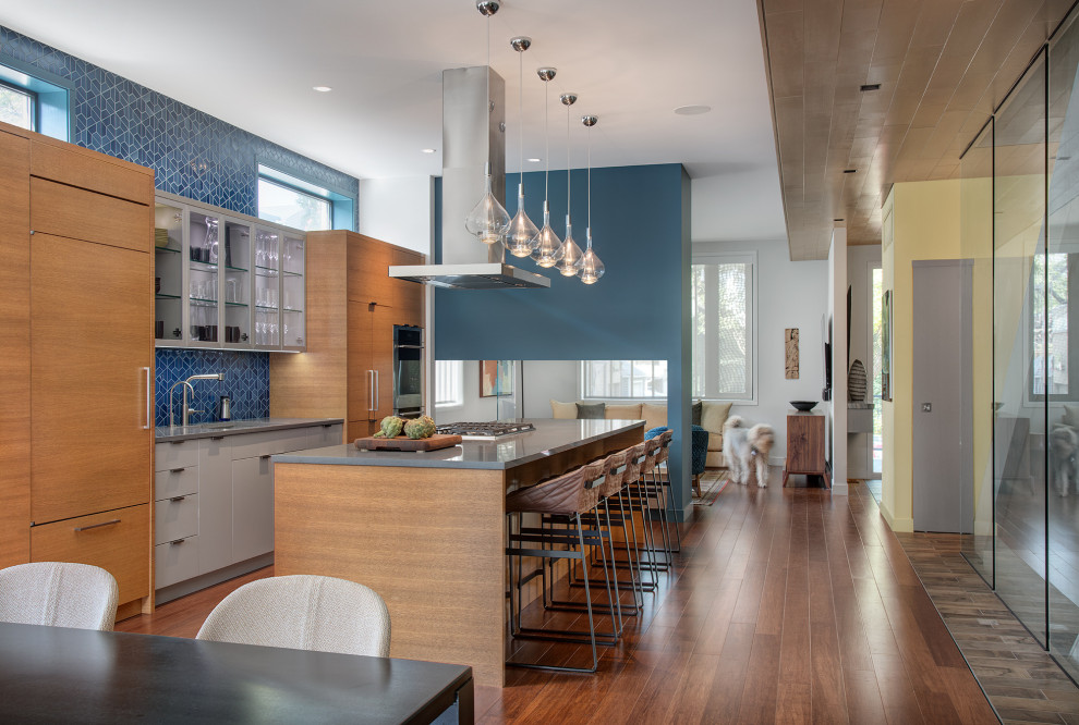 Exempel på ett stort modernt grå linjärt grått kök och matrum, med en undermonterad diskho, släta luckor, skåp i ljust trä, bänkskiva i kvarts, blått stänkskydd, stänkskydd i keramik, integrerade vitvaror, mellanmörkt trägolv, en köksö och brunt golv