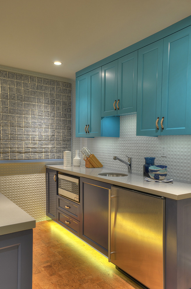 Idée de décoration pour une cuisine design avec un placard avec porte à panneau encastré et des portes de placard bleues.