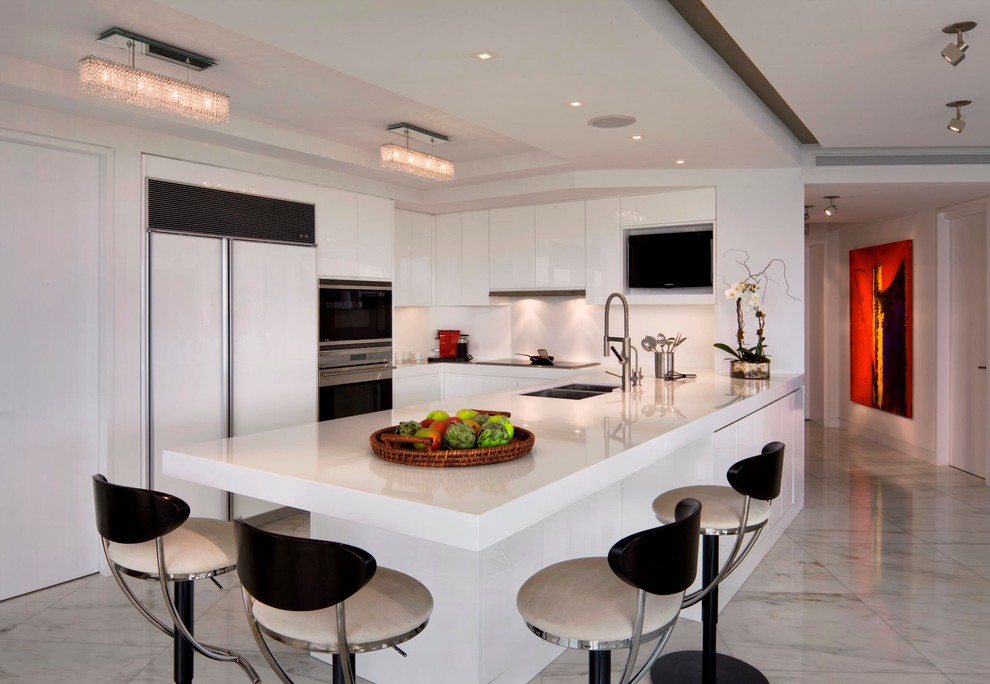 Große Moderne Küche in L-Form mit Doppelwaschbecken, flächenbündigen Schrankfronten, weißen Schränken, Küchengeräten aus Edelstahl, Marmorboden und Halbinsel in Miami