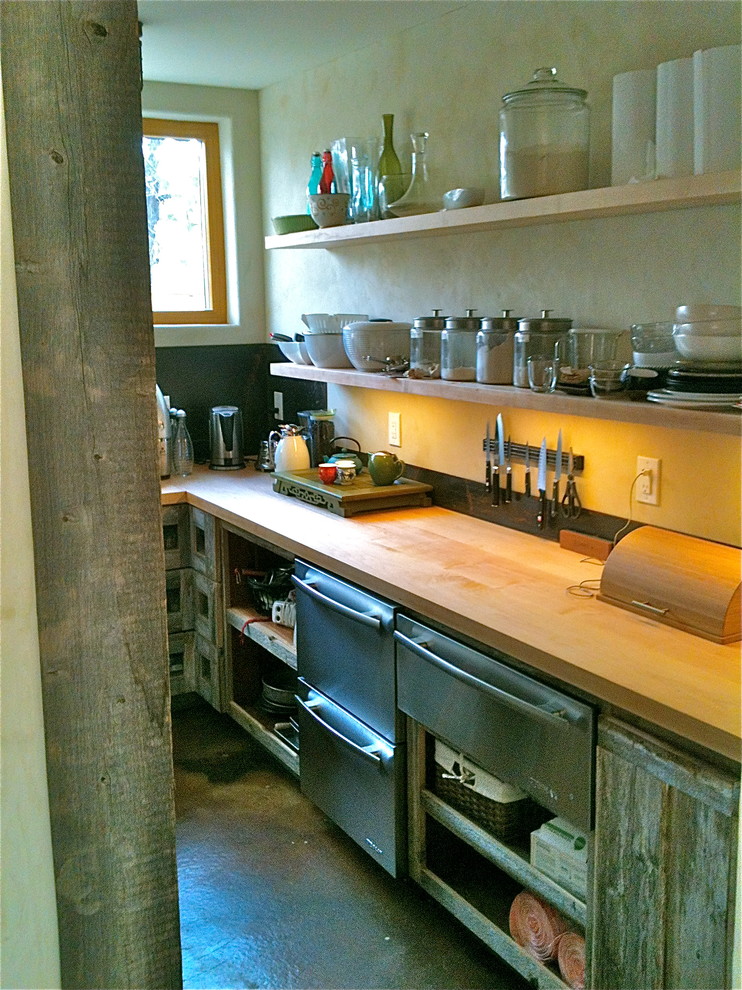 Bild på ett rustikt l-kök, med skåp i shakerstil, skåp i slitet trä, rostfria vitvaror och mellanmörkt trägolv