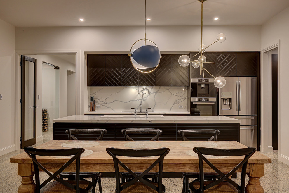 Foto på ett mellanstort funkis vit kök, med en rustik diskho, luckor med profilerade fronter, svarta skåp, marmorbänkskiva, vitt stänkskydd, stänkskydd i marmor, rostfria vitvaror, betonggolv, en köksö och grått golv