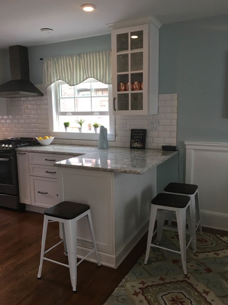 Foto på ett mellanstort maritimt kök, med en rustik diskho, skåp i shakerstil, vita skåp, bänkskiva i kvarts, vitt stänkskydd, stänkskydd i keramik, färgglada vitvaror, mörkt trägolv och en halv köksö