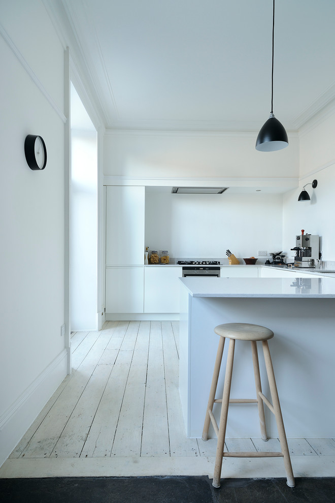 Foto di una cucina nordica con pavimento bianco