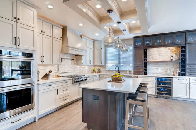 Ispirazione per una cucina contemporanea di medie dimensioni con elettrodomestici in acciaio inossidabile, lavello a doppia vasca, ante beige, top in superficie solida, paraspruzzi beige, paraspruzzi in gres porcellanato, parquet chiaro, pavimento beige e ante con riquadro incassato