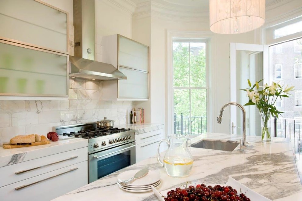 Exempel på ett modernt linjärt kök med öppen planlösning, med en undermonterad diskho, luckor med glaspanel, vita skåp, marmorbänkskiva, vitt stänkskydd, stänkskydd i stenkakel, rostfria vitvaror, mörkt trägolv och en köksö
