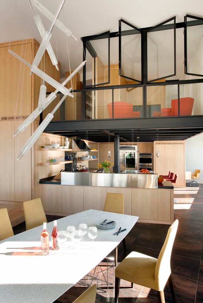 Esempio di una cucina abitabile design con ante lisce e ante in legno chiaro