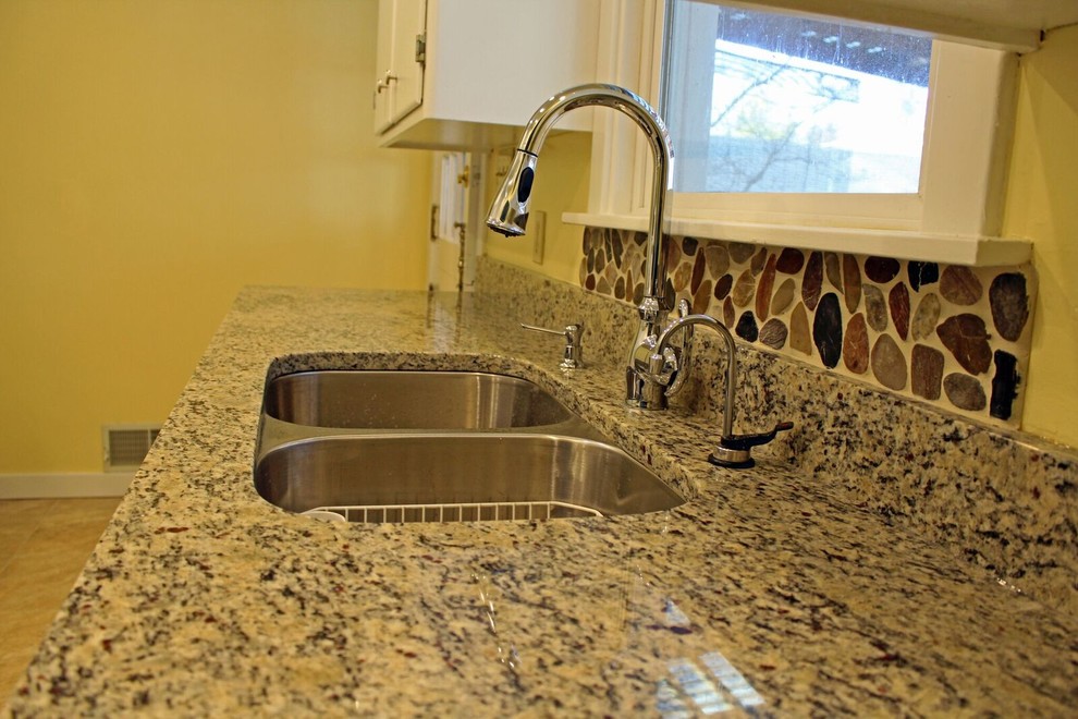 Foto di una cucina classica di medie dimensioni con lavello a doppia vasca, ante lisce, ante bianche, top in granito e pavimento con piastrelle in ceramica