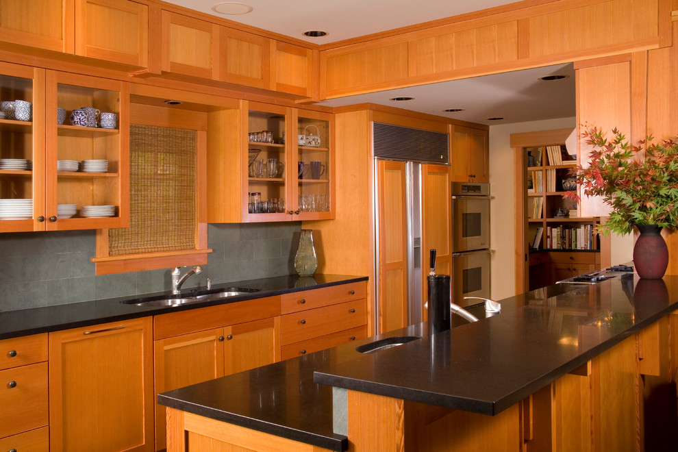 シアトルにある広いトラディショナルスタイルのおしゃれなキッチン (アンダーカウンターシンク、シェーカースタイル扉のキャビネット、淡色木目調キャビネット、御影石カウンター、グレーのキッチンパネル、スレートのキッチンパネル、パネルと同色の調理設備、スレートの床、マルチカラーの床、黒いキッチンカウンター) の写真