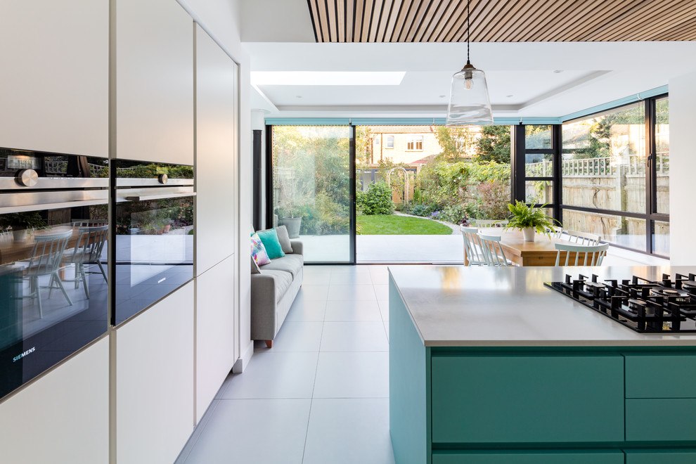 Immagine di una cucina abitabile design con ante lisce, ante beige, pavimento in gres porcellanato, pavimento bianco e top beige