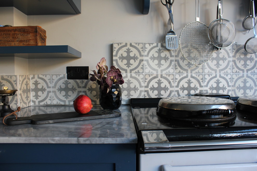 Esempio di un cucina con isola centrale vittoriano con ante in stile shaker, ante blu, top in marmo, paraspruzzi grigio e paraspruzzi con piastrelle in ceramica