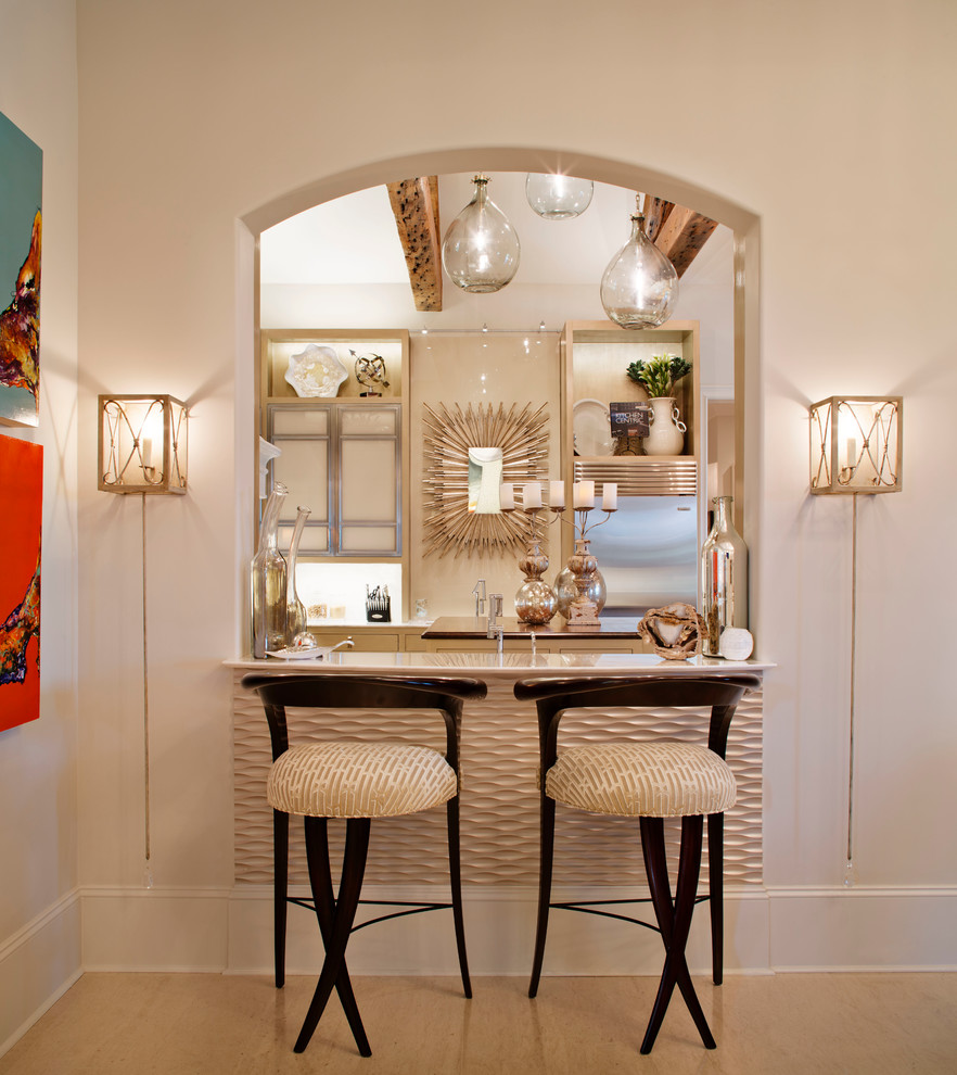 Foto di una cucina design con paraspruzzi beige e paraspruzzi con lastra di vetro