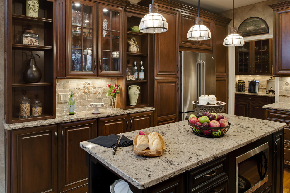 Example of a classic kitchen design in Detroit