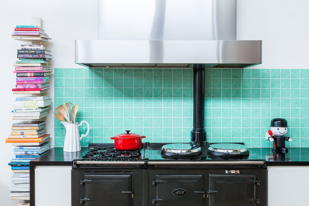 Eklektische Küche mit Küchenrückwand in Blau, weißen Schränken und Glasfronten in Melbourne