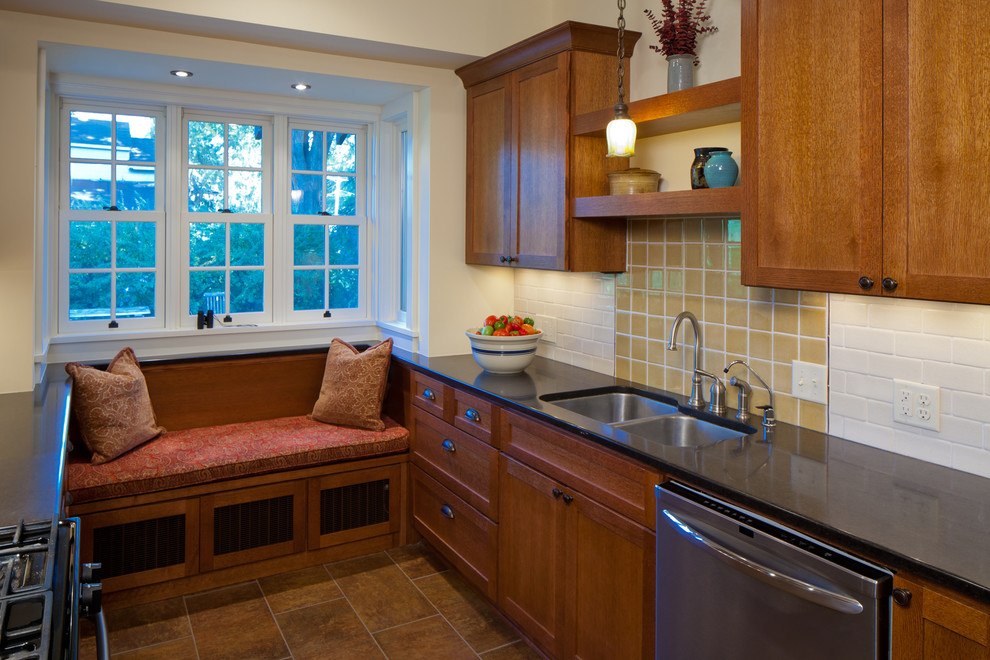 Bild på ett avskilt, mellanstort amerikanskt u-kök, med en undermonterad diskho, skåp i shakerstil, skåp i mellenmörkt trä, bänkskiva i koppar, gult stänkskydd, stänkskydd i keramik, rostfria vitvaror och klinkergolv i porslin