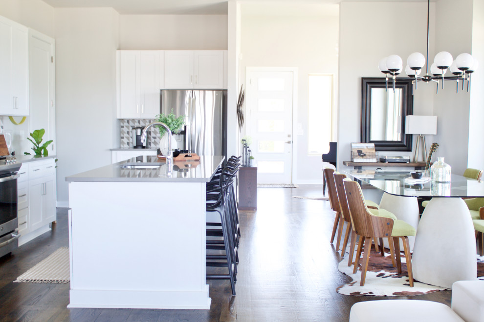 Foto på ett stort funkis grå kök, med en undermonterad diskho, skåp i shakerstil, vita skåp, bänkskiva i kvarts, flerfärgad stänkskydd, stänkskydd i keramik, rostfria vitvaror, mörkt trägolv, en köksö och brunt golv