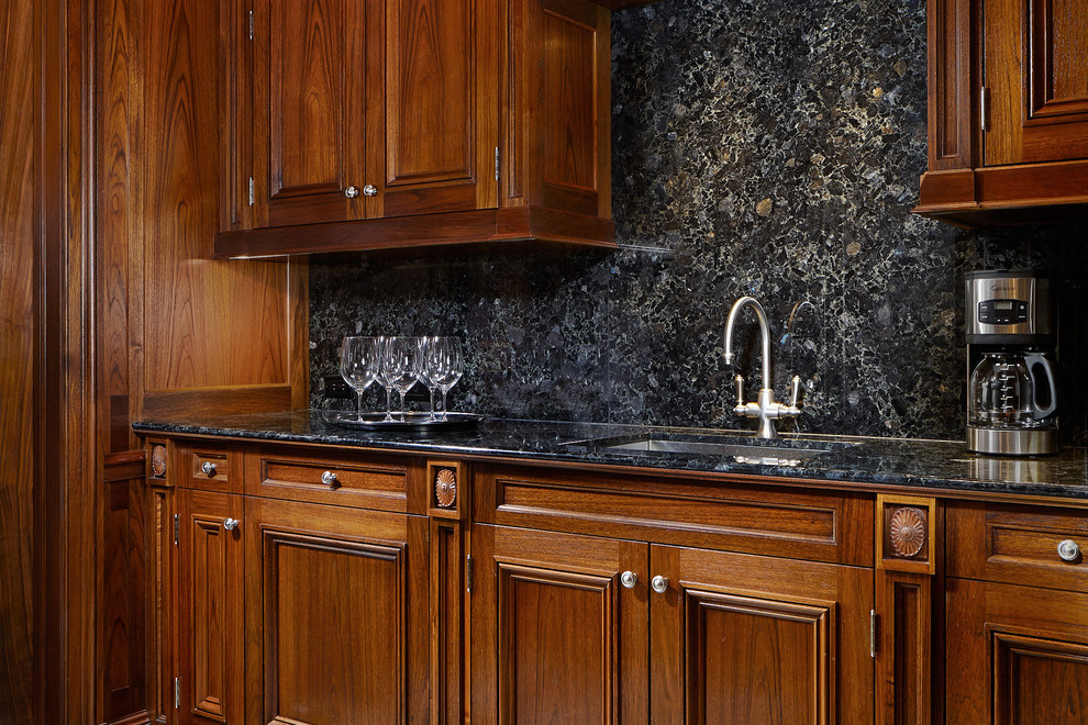 Idéer för att renovera ett avskilt medelhavsstil svart linjärt svart kök, med luckor med infälld panel, skåp i mörkt trä, svart stänkskydd, en undermonterad diskho, marmorbänkskiva och stänkskydd i marmor