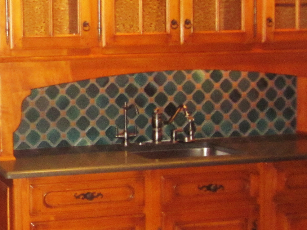 Exempel på ett mycket stort eklektiskt skafferi, med en nedsänkt diskho, luckor med upphöjd panel, skåp i mellenmörkt trä, bänkskiva i täljsten, grönt stänkskydd, stänkskydd i keramik, färgglada vitvaror, kalkstensgolv och en köksö