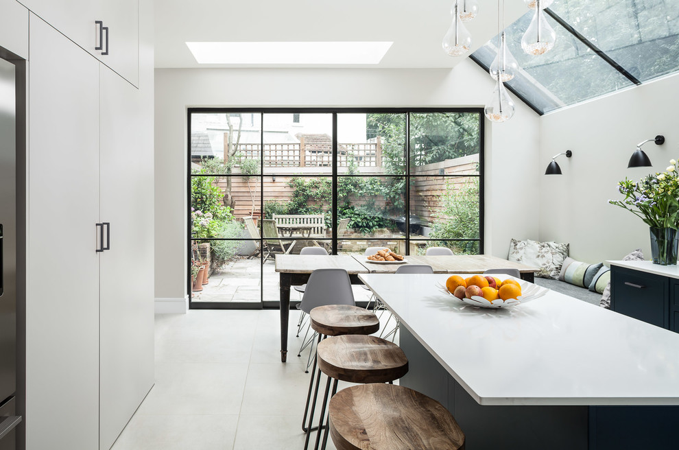 Ispirazione per una cucina contemporanea di medie dimensioni con pavimento bianco