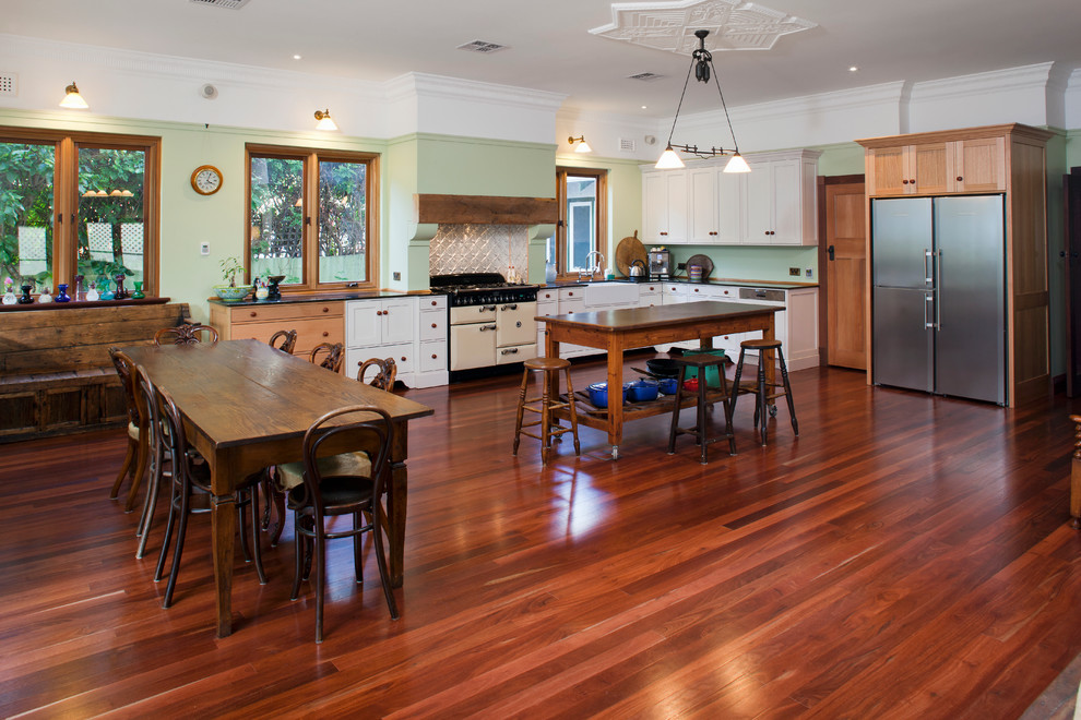 Große Klassische Wohnküche in L-Form mit hellen Holzschränken und Kücheninsel in Perth