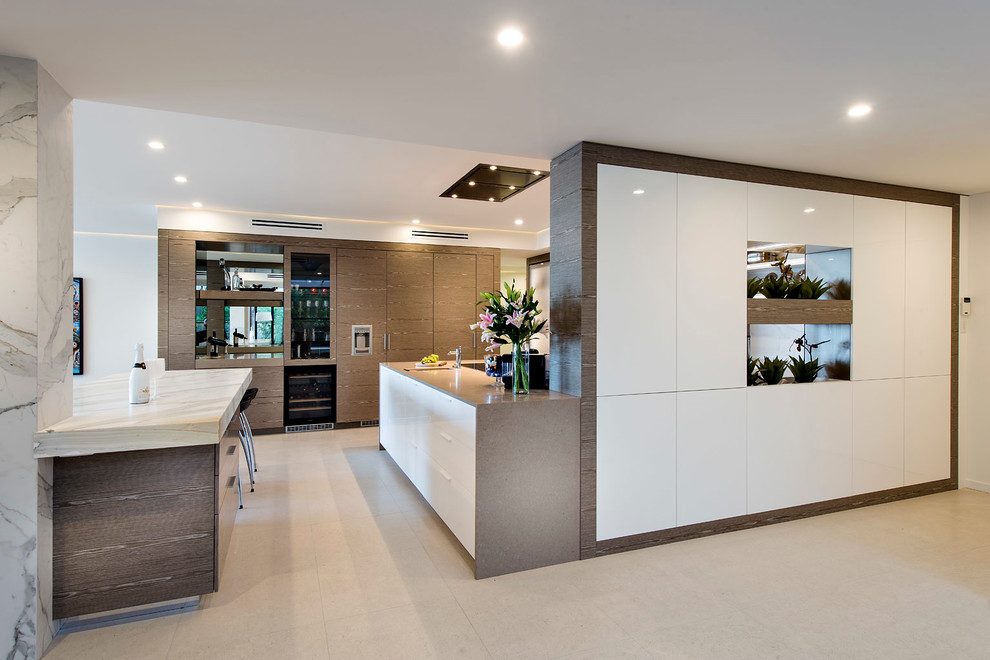 Große Moderne Wohnküche mit flächenbündigen Schrankfronten, weißen Schränken und Kücheninsel in Perth