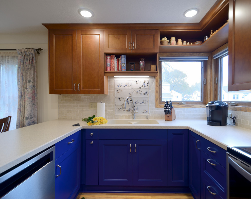 Immagine di una piccola cucina eclettica con lavello sottopiano, ante in stile shaker, ante blu, top in laminato, paraspruzzi beige, paraspruzzi in travertino, elettrodomestici in acciaio inossidabile, pavimento in laminato, pavimento marrone e top beige