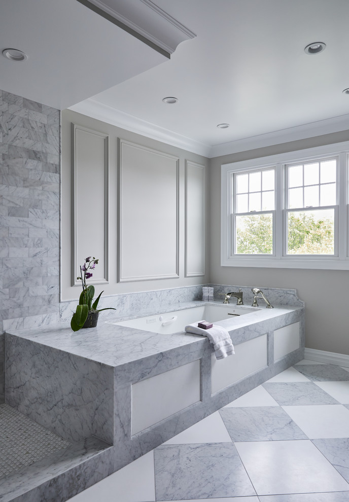 Exempel på ett mellanstort klassiskt grå grått kök, med en undermonterad diskho, luckor med profilerade fronter, vita skåp, bänkskiva i kvarts, vitt stänkskydd, stänkskydd i marmor, rostfria vitvaror, kalkstensgolv, en köksö och grått golv