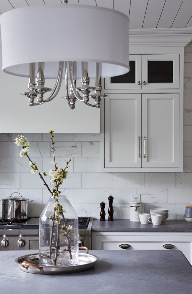 Exempel på ett mellanstort klassiskt grå grått kök, med en undermonterad diskho, luckor med profilerade fronter, vita skåp, bänkskiva i kvarts, vitt stänkskydd, stänkskydd i marmor, rostfria vitvaror, kalkstensgolv, en köksö och grått golv