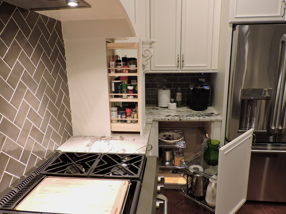 Inredning av ett klassiskt mycket stort kök, med en rustik diskho, luckor med upphöjd panel, vita skåp, granitbänkskiva, grått stänkskydd, stänkskydd i glaskakel, rostfria vitvaror, klinkergolv i porslin och en köksö