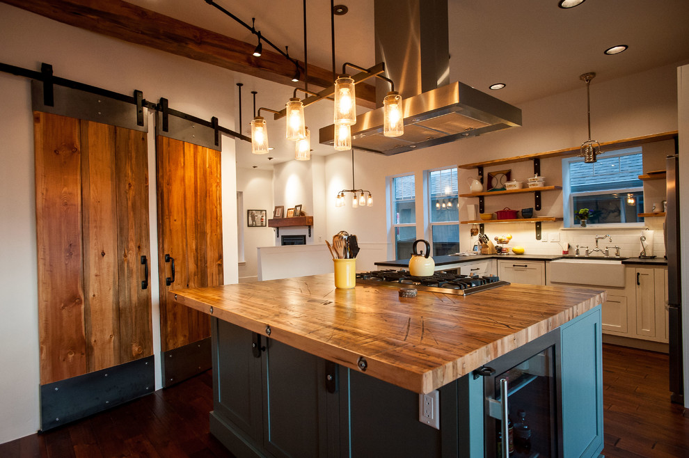 Idéer för att renovera ett vintage kök och matrum, med en rustik diskho, luckor med infälld panel, vita skåp, bänkskiva i täljsten, rostfria vitvaror, mellanmörkt trägolv och en köksö