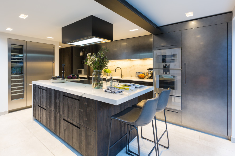 Idéer för ett mellanstort modernt flerfärgad kök, med en undermonterad diskho, släta luckor, skåp i slitet trä, bänkskiva i kvartsit, flerfärgad stänkskydd, stänkskydd i sten, rostfria vitvaror, klinkergolv i porslin, en köksö och grått golv